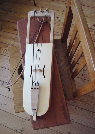 Bowed lyre (picture
by Strumelia!)