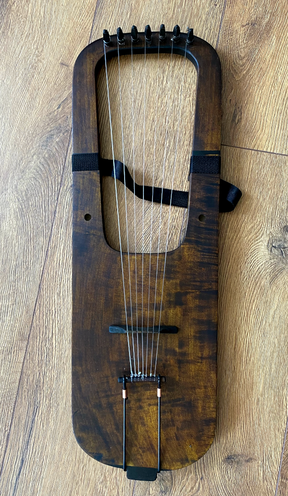 Viking model Lyre,  hybrid of Kravik lyre and standard 6 string