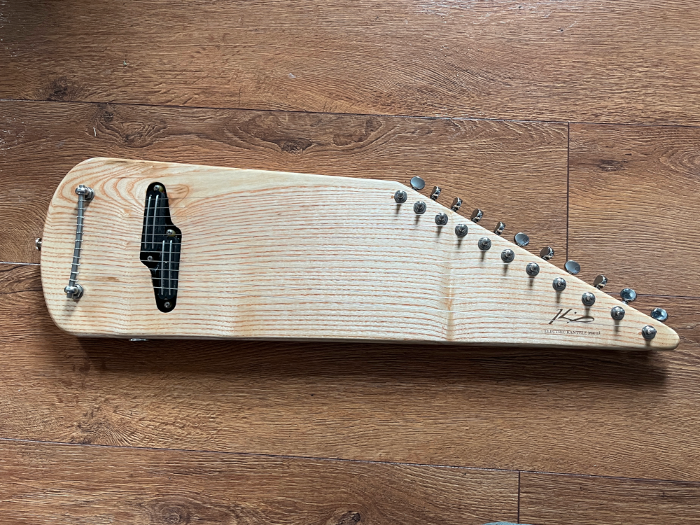 front view electric kantele in ash wood with guitar tuners