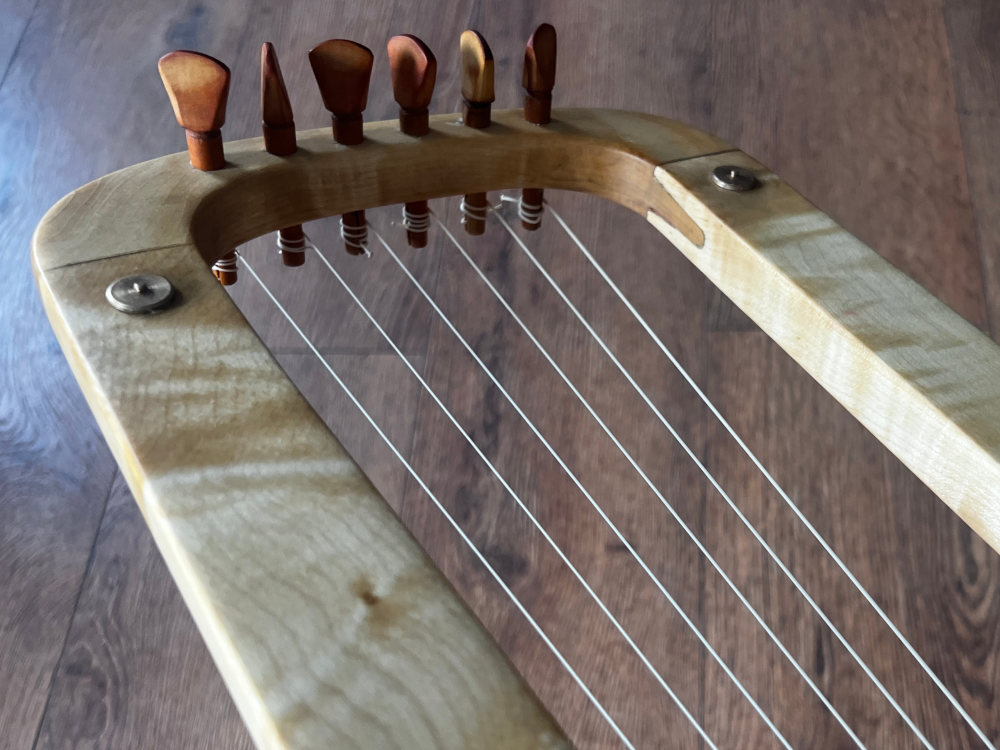 the  6 string lyres are supplied a pine and plywood case